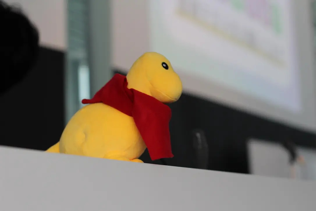 これは会場設営を見守るMOOちゃん